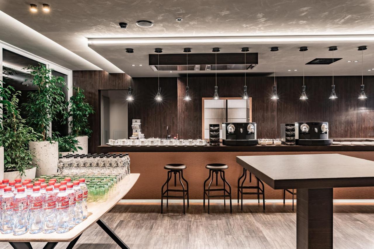 Nutrend World Hotell Olomouc Exteriör bild