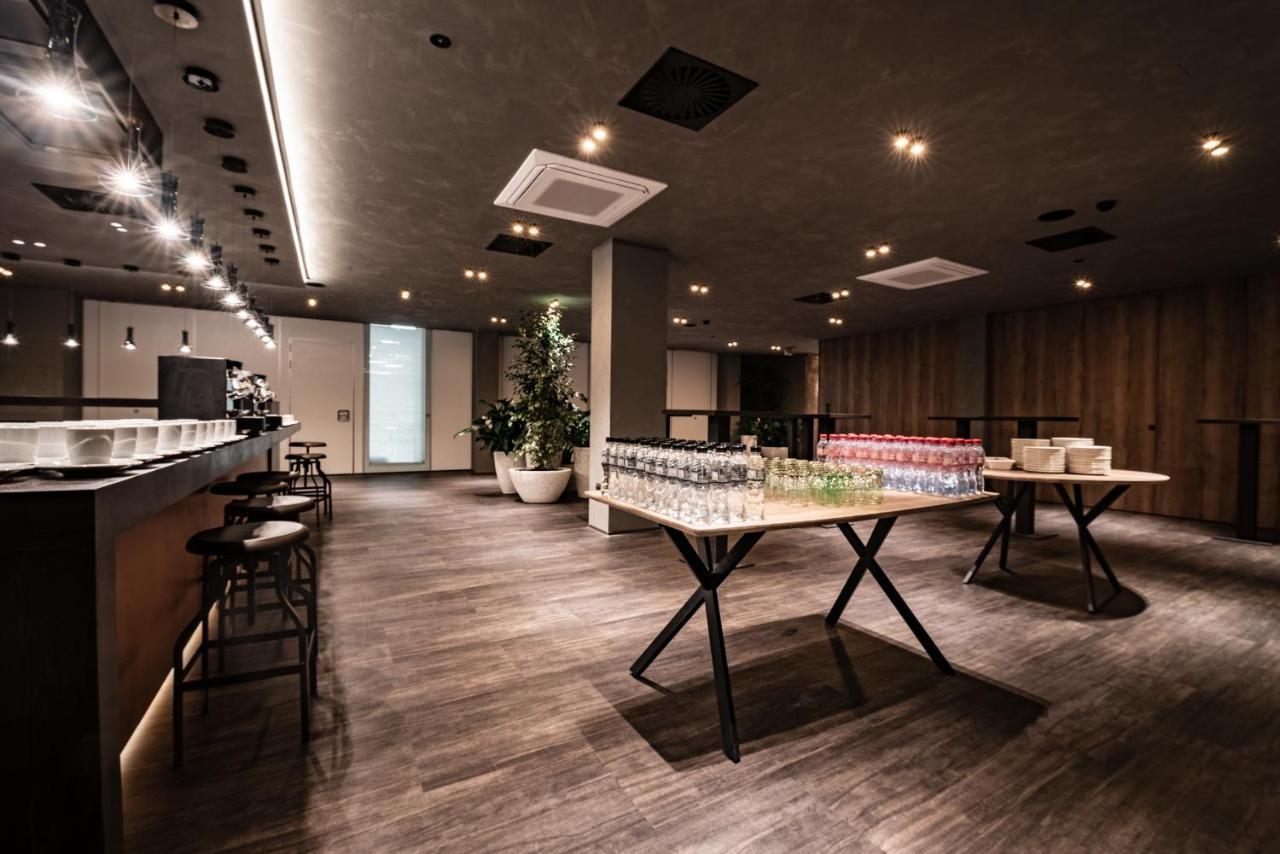 Nutrend World Hotell Olomouc Exteriör bild